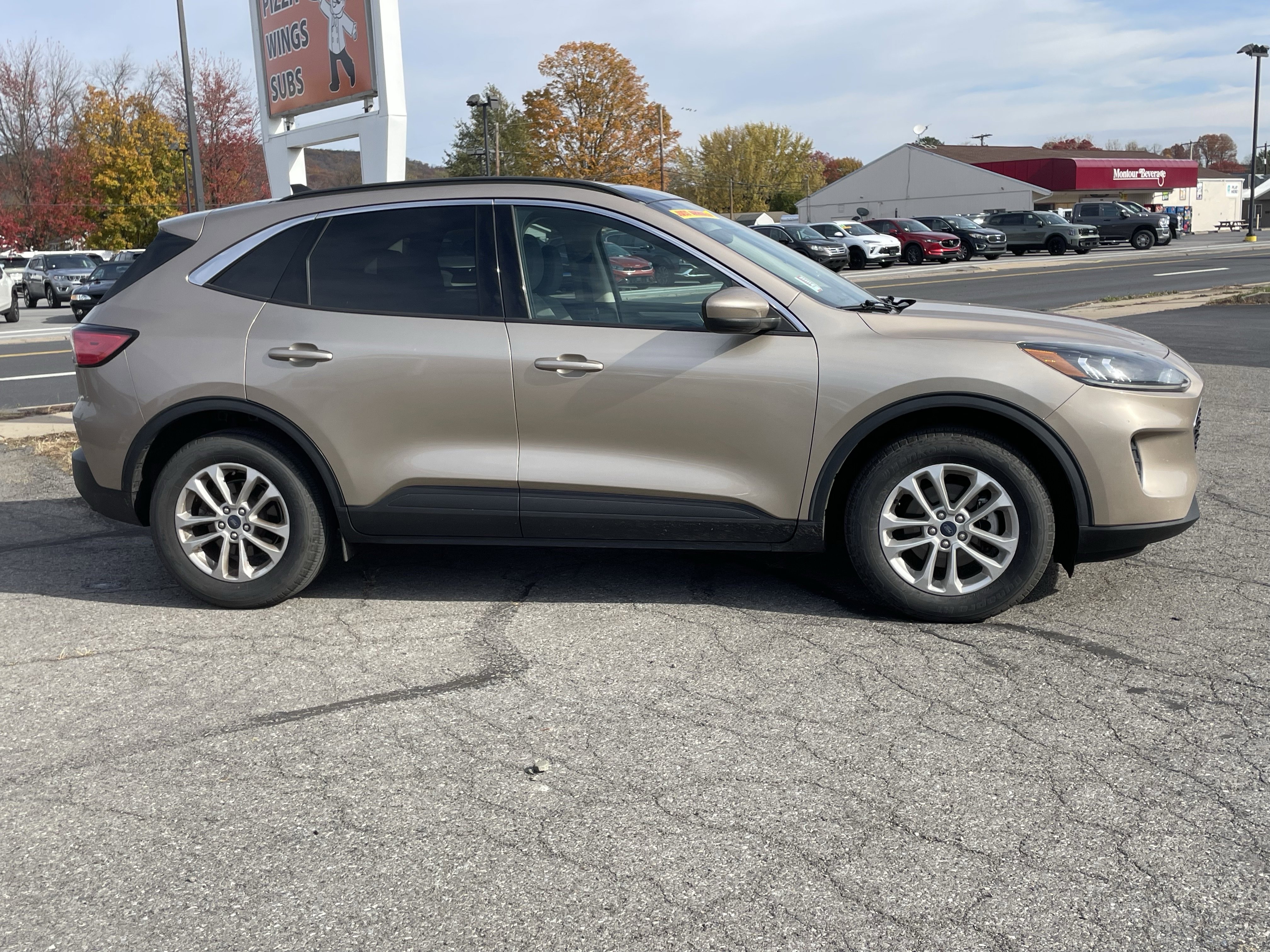 Used 2020 Ford Escape SE image 2
