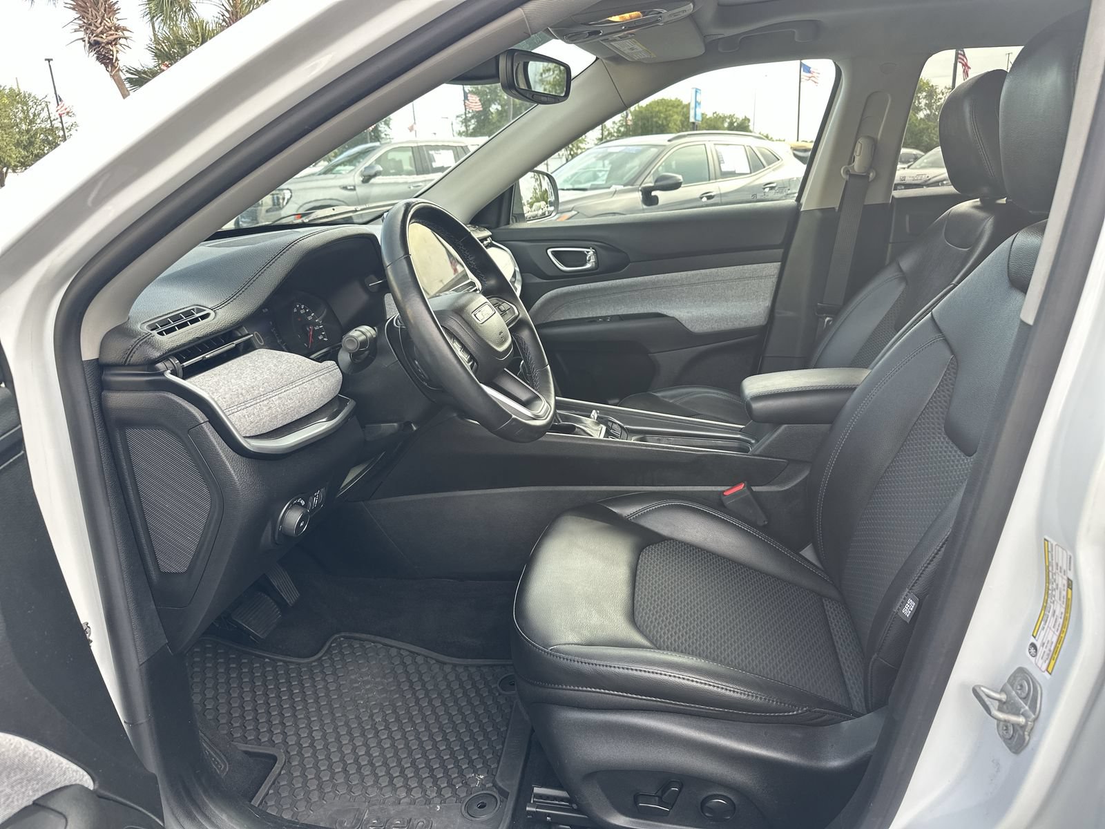 Used 2022 Jeep Compass Latitude w/ Sun and Sound Group AWD/4WD image 16