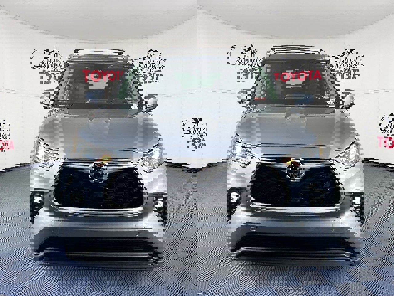 Used 2023 Toyota Highlander XLE image 3