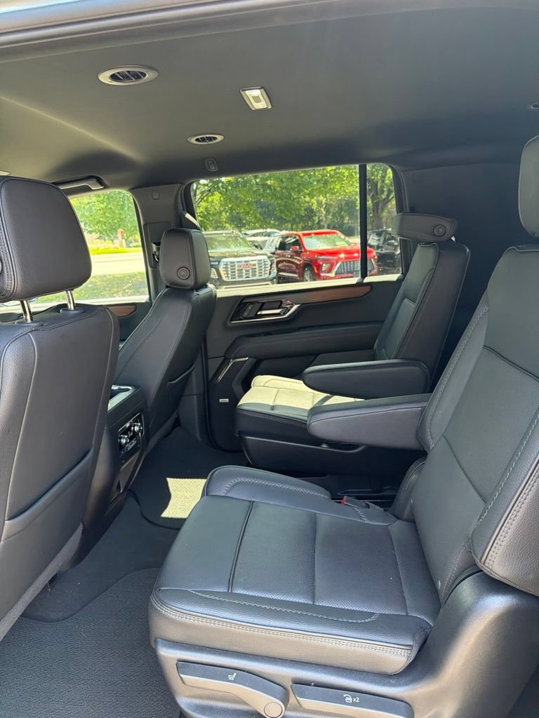 Used 2025 GMC Yukon XL Denali AWD/4WD image 12