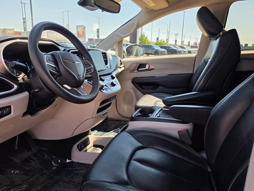 Used 2023 Chrysler Pacifica Touring-L FWD image 9