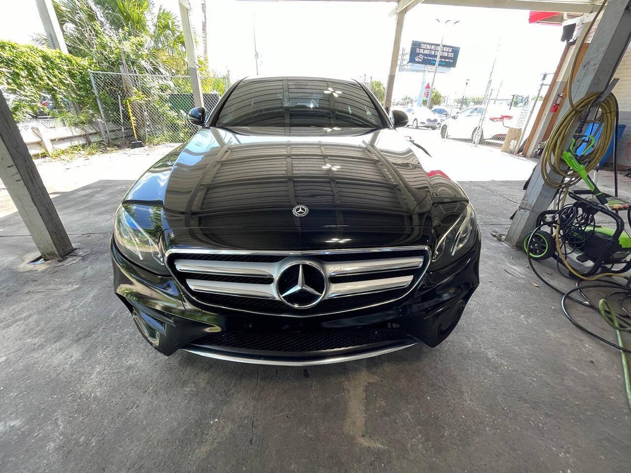Used 2019 Mercedes-Benz E 300 image 1
