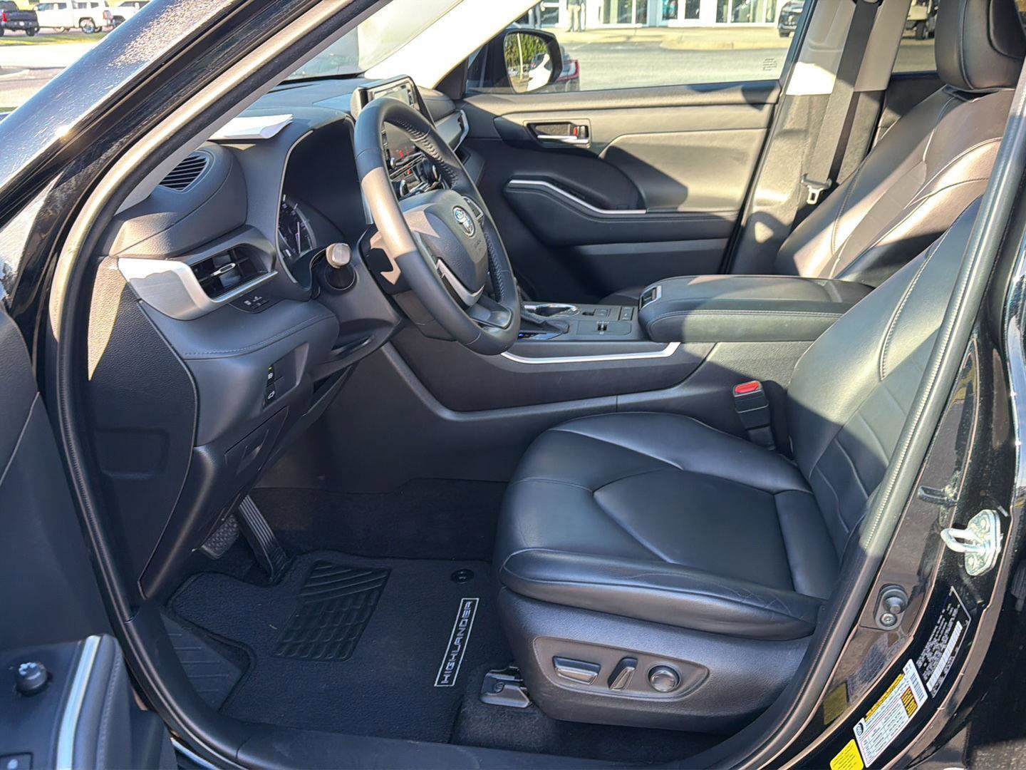 Used 2022 Toyota Highlander XLE FWD image 9
