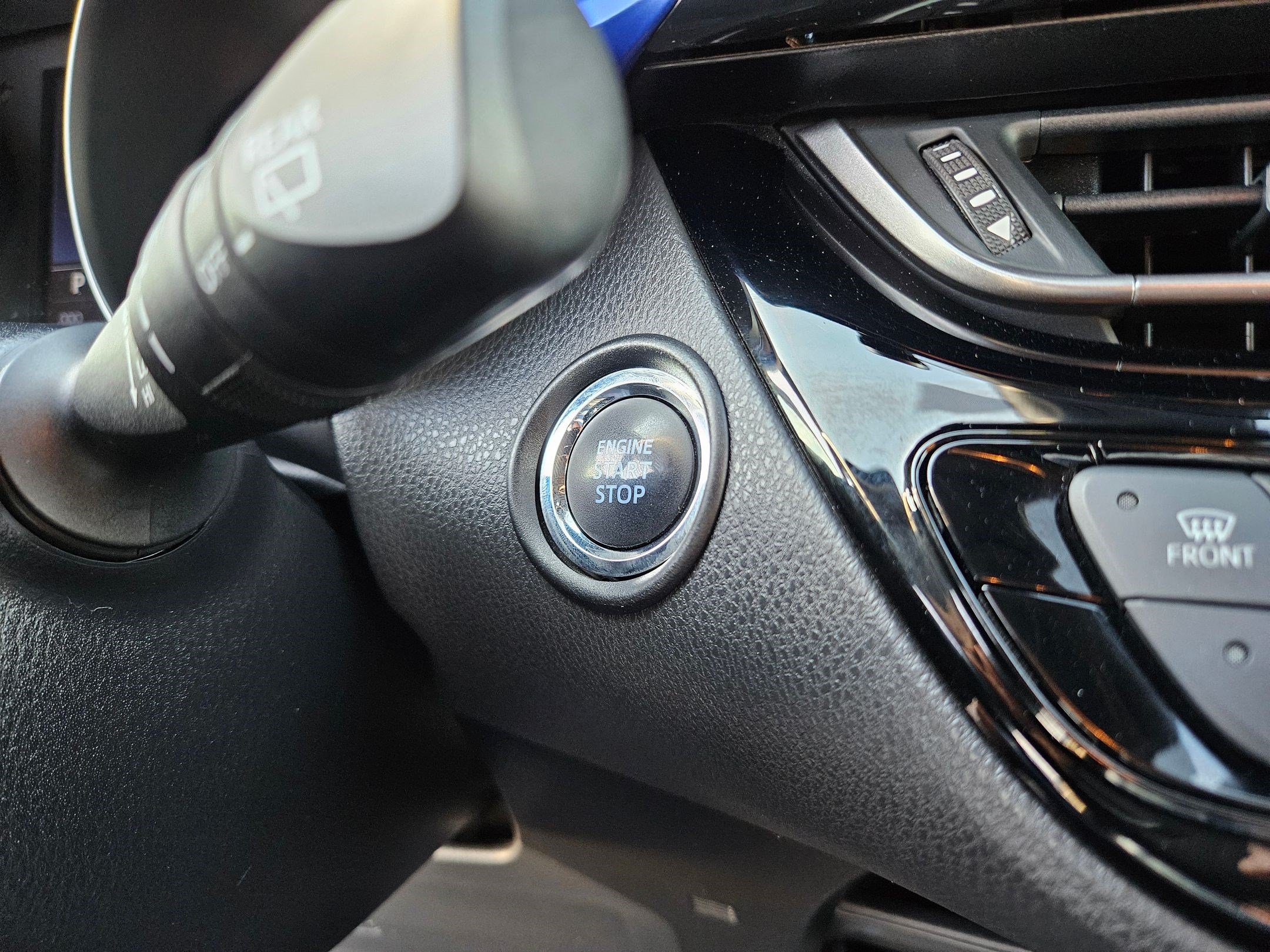 Used 2020 Toyota C-HR XLE FWD image 22