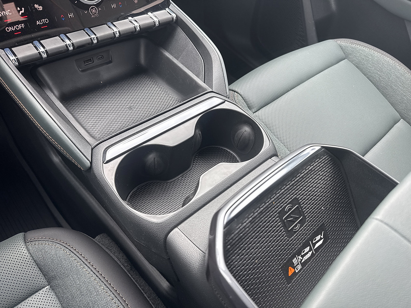 New 2026 GMC Terrain AT4 w/ Technology Package II AWD/4WD image 17