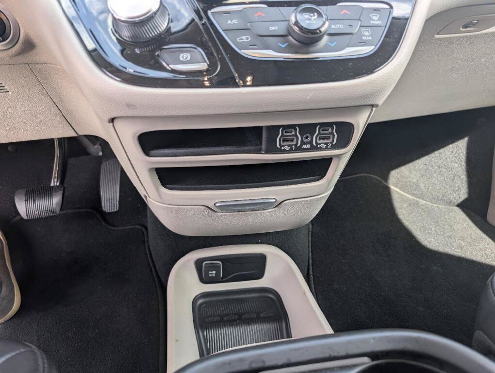 Used 2023 Chrysler Pacifica Touring-L FWD image 17