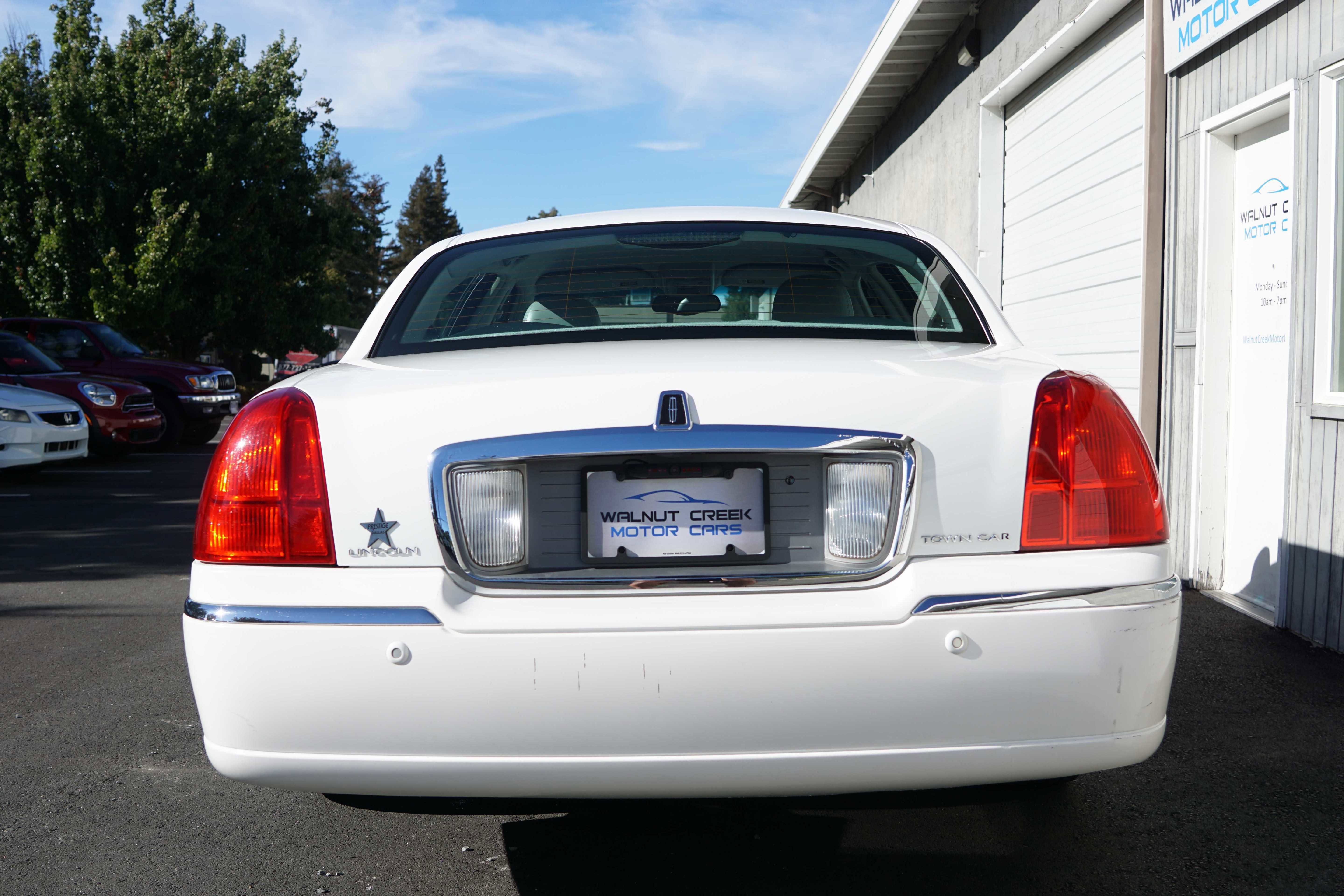 Used 2004 Lincoln Town Car Signature image 13