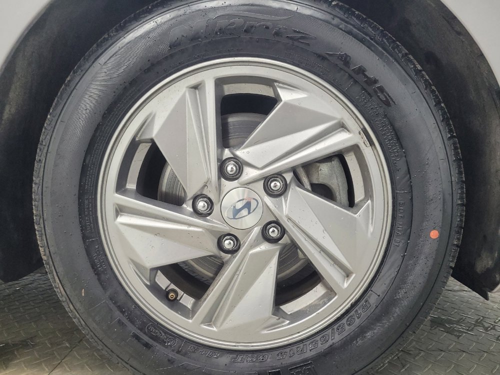 Used 2025 Hyundai Elantra SE image 31