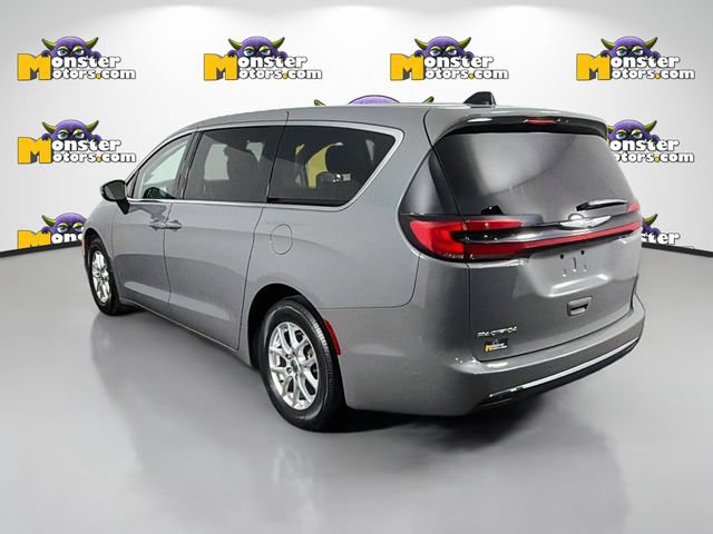 Used 2023 Chrysler Pacifica Touring-L FWD image 7