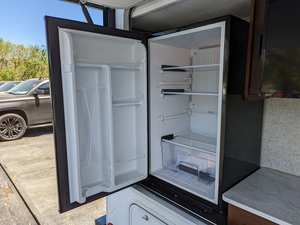 Used 2019 Chevrolet Express 4500 w/ RV Package RWD image 13