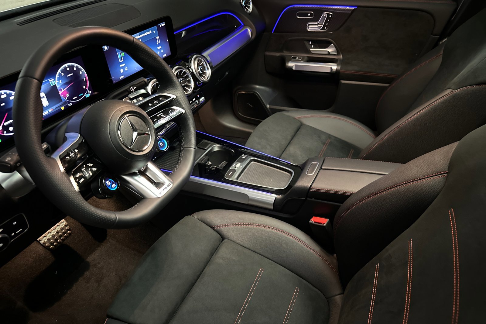 New 2025 Mercedes-Benz GLB 35 AMG 4MATIC image 4