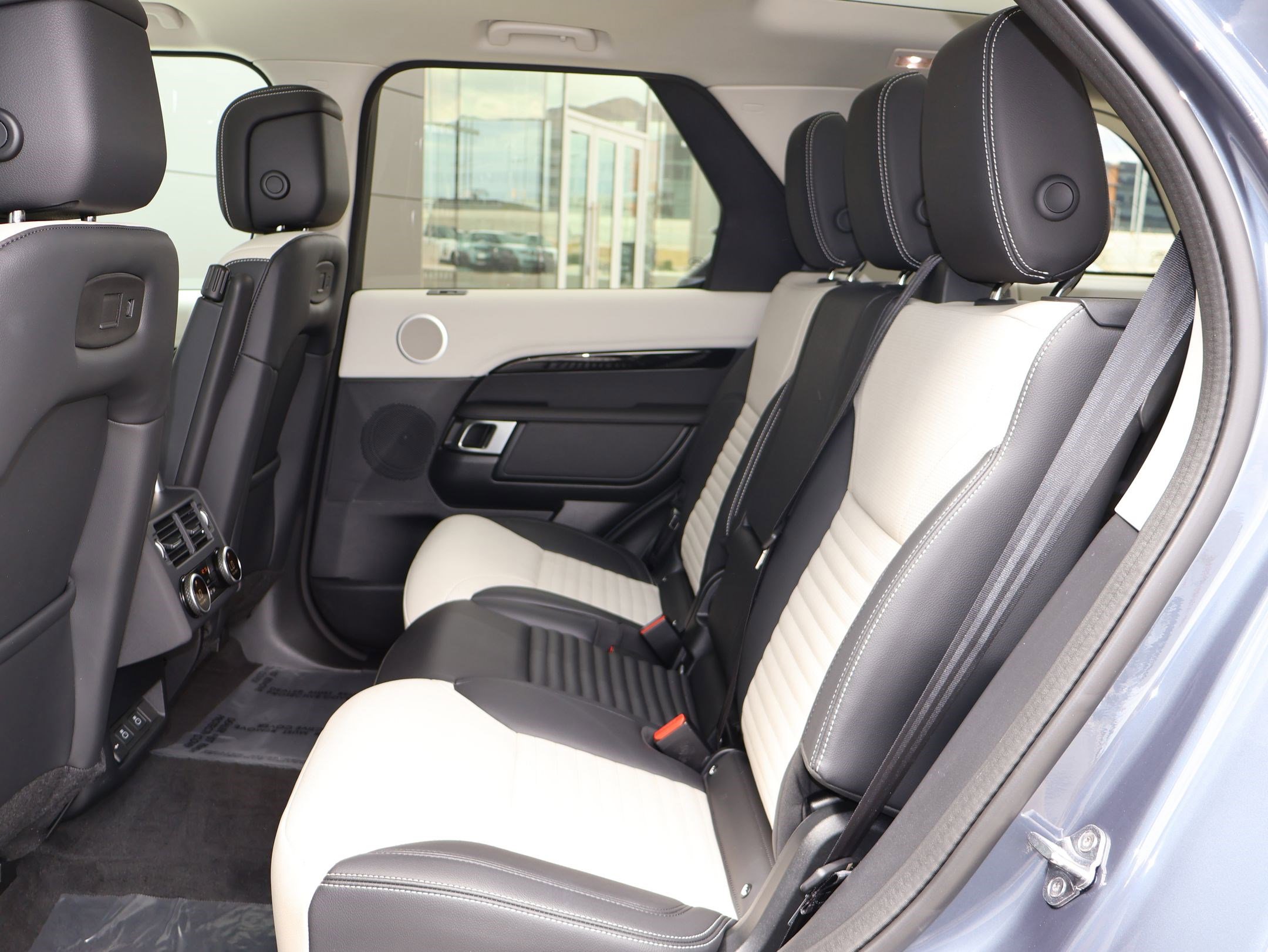 Certified 2025 Land Rover Discovery S AWD/4WD image 27