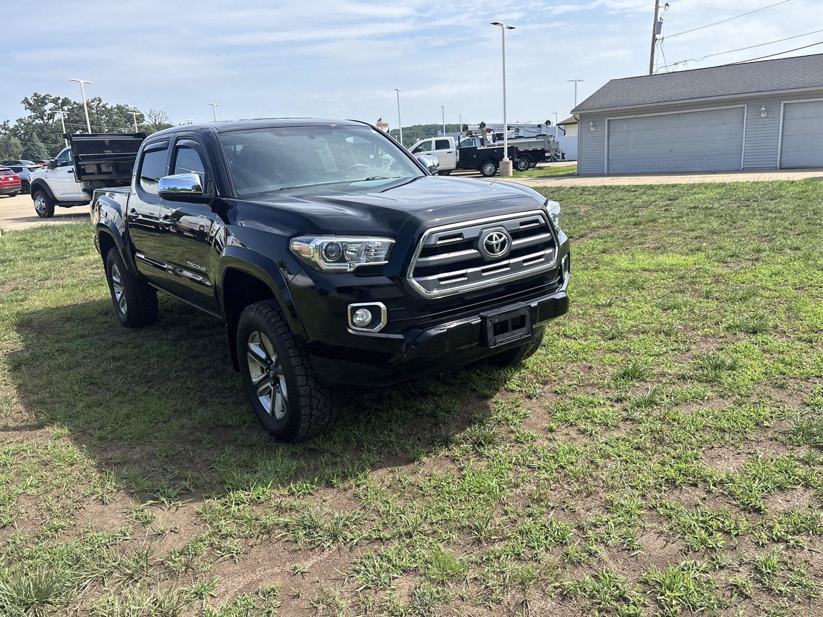 Used 2017 Toyota Tacoma Limited w/ Tow Package AWD/4WD image 3
