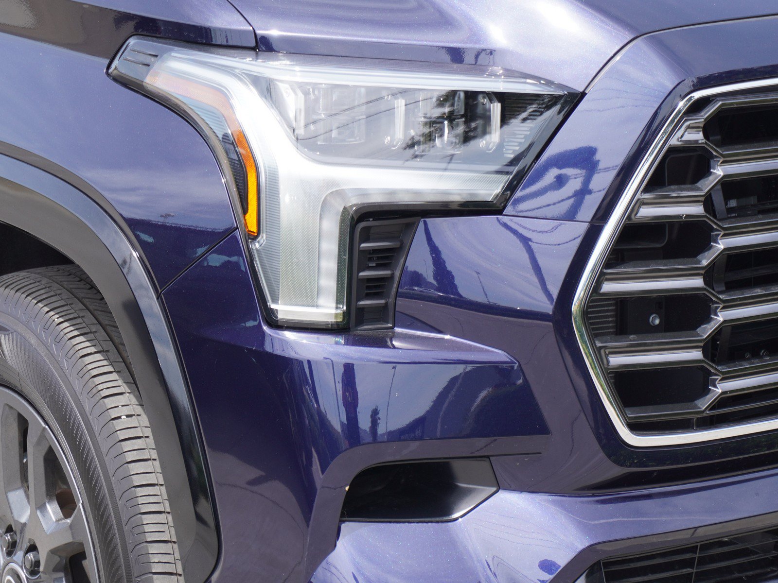 Used 2025 Toyota Sequoia Platinum AWD/4WD image 3