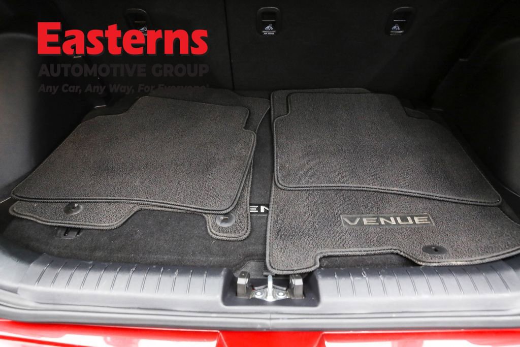 Used 2023 Hyundai Venue Limited image 9