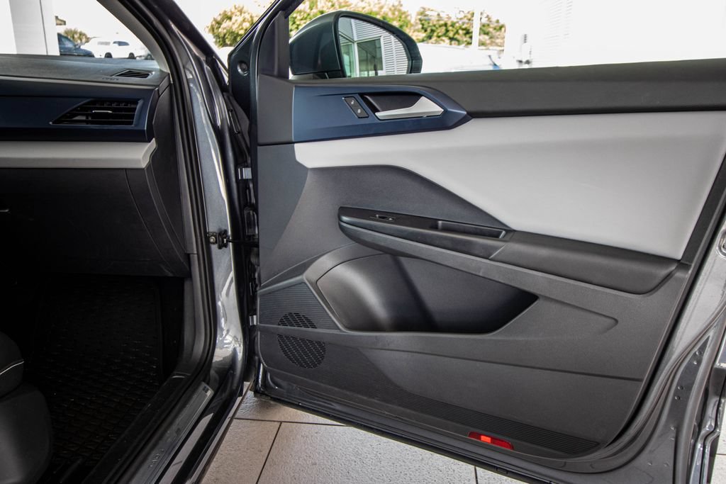Certified 2023 Volkswagen Taos SE w/ Panoramic Sunroof Package FWD image 18