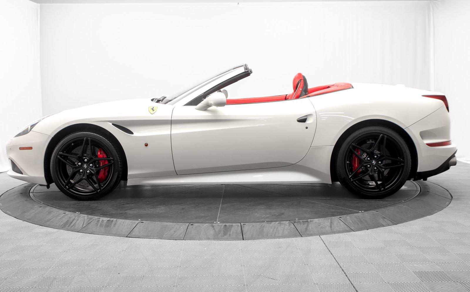 Used 2016 Ferrari California T RWD image 4