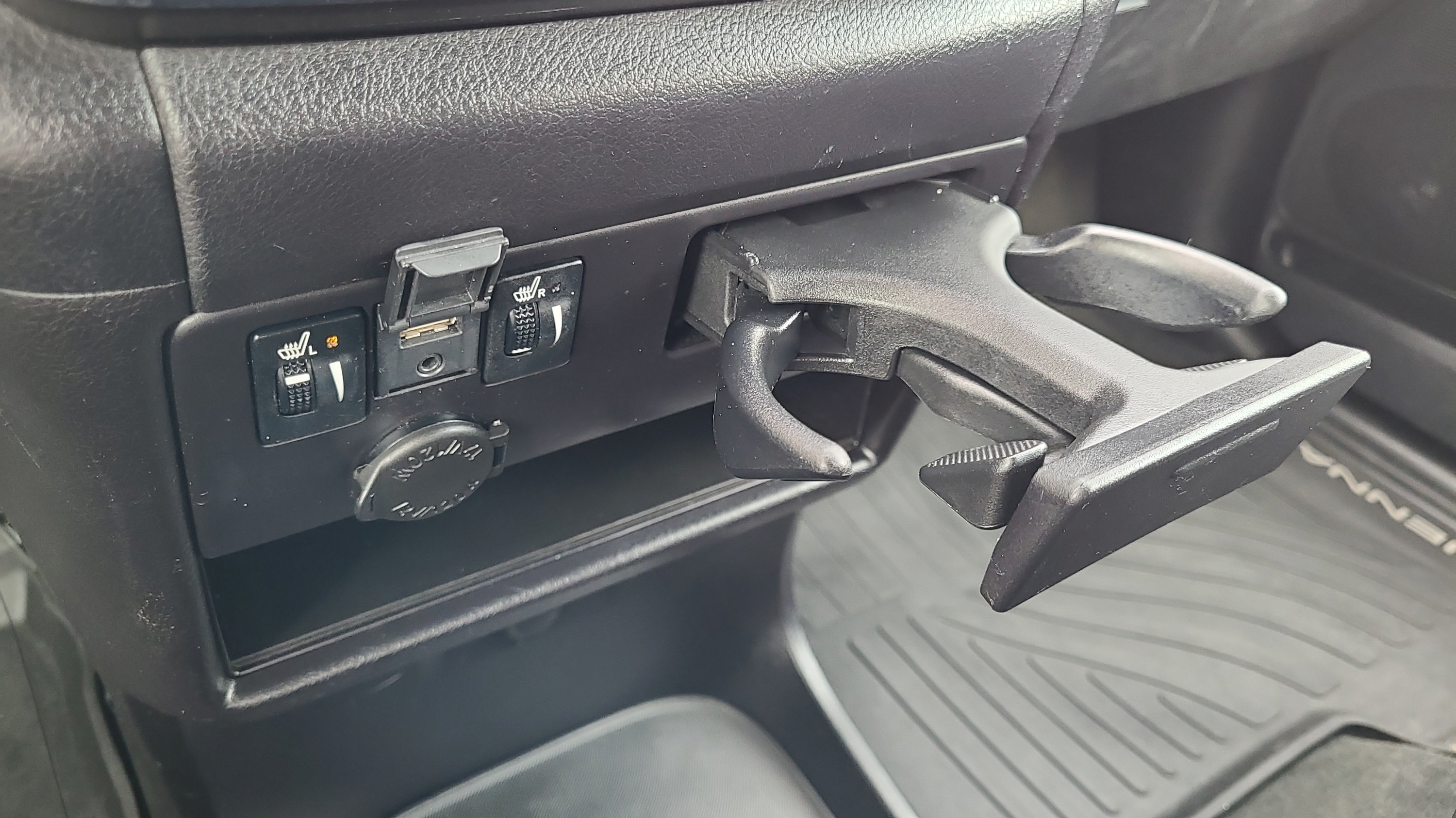 Used 2018 Toyota Sienna SE w/ SE Preferred Package FWD image 23
