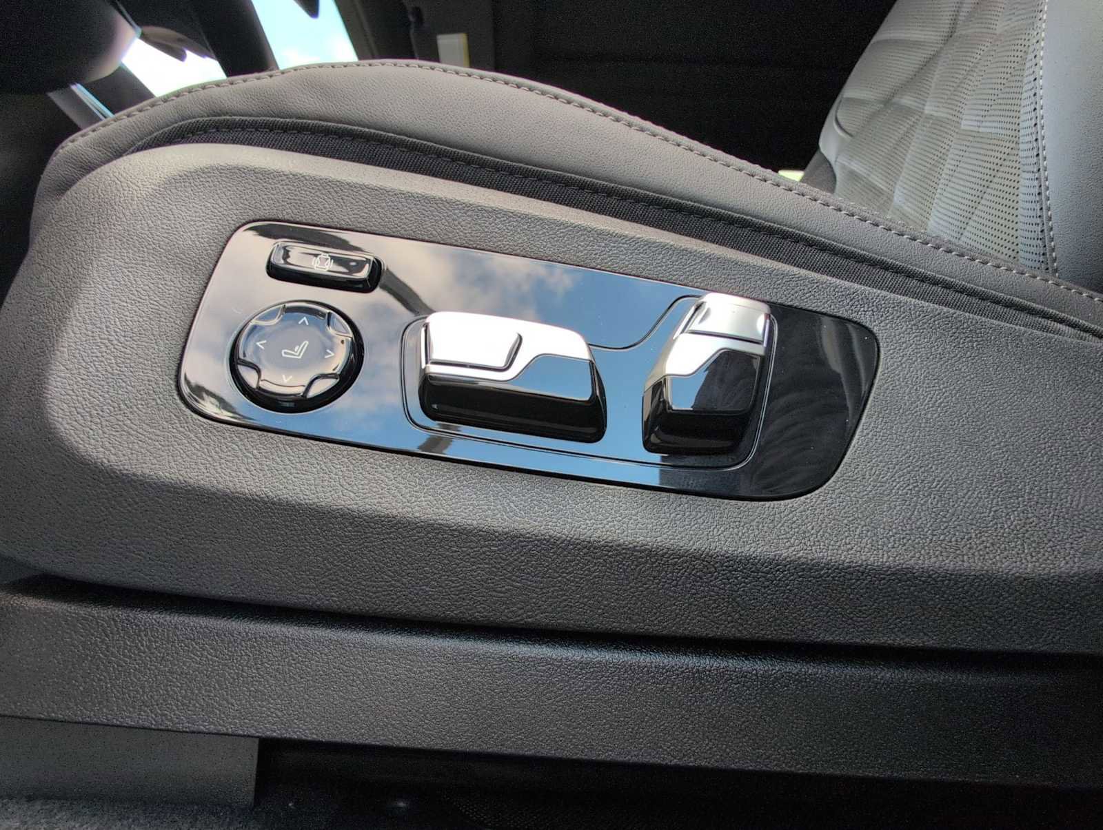 New 2026 BMW X5 M60i w/ Climate Comfort Package image 18