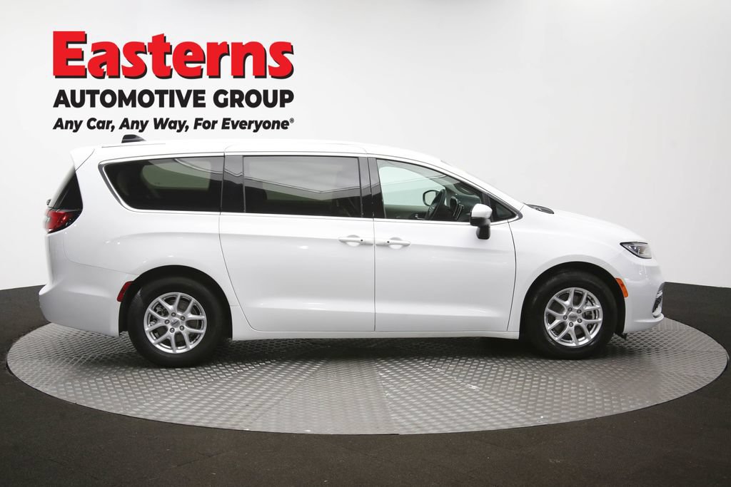 Used 2023 Chrysler Pacifica Touring-L FWD image 46