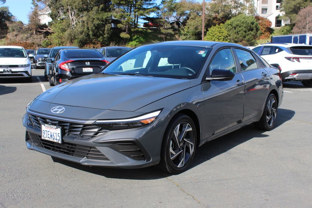 Used 2025 Hyundai Elantra SEL image 3
