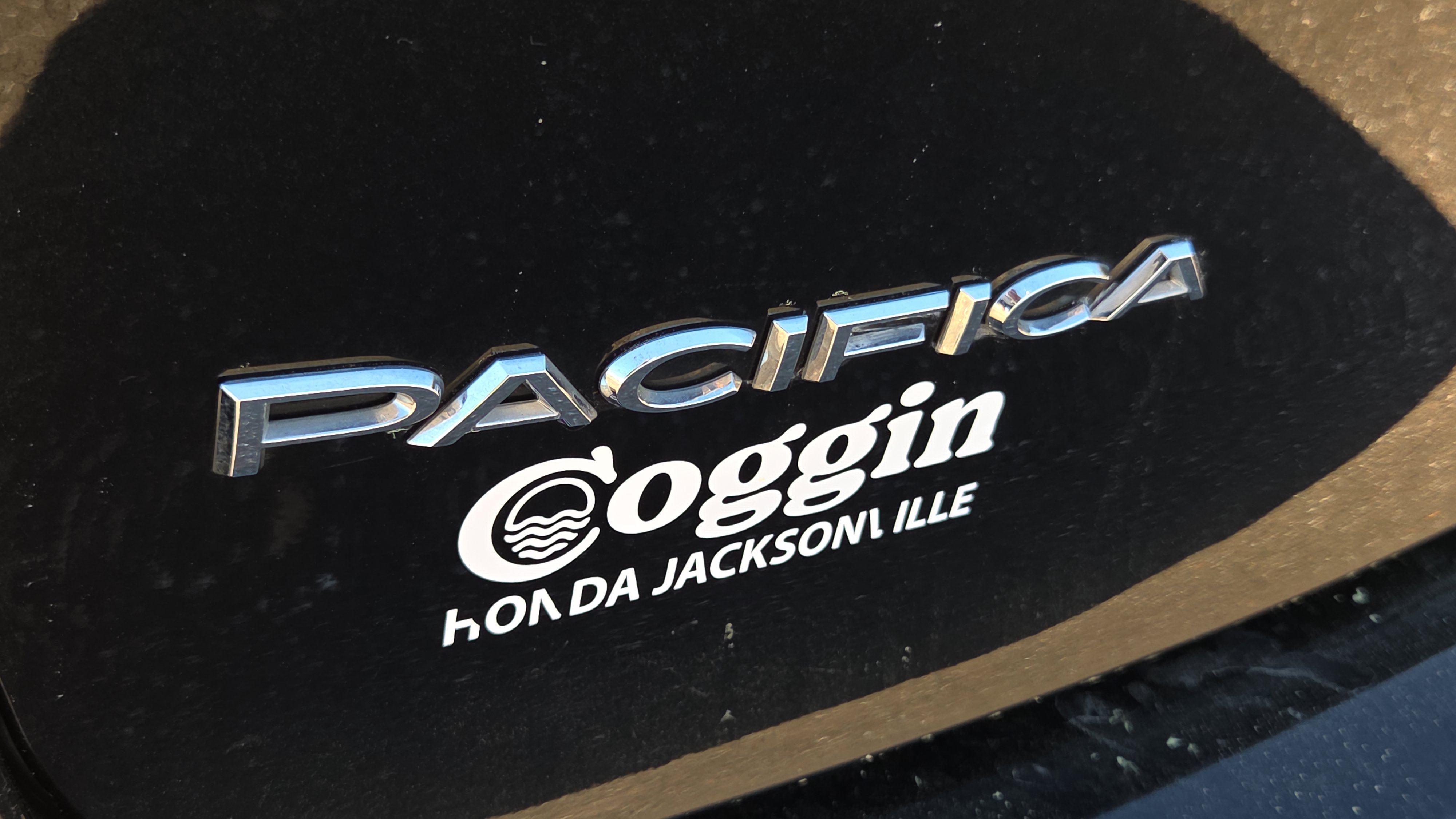 Used 2023 Chrysler Pacifica Limited w/ Uconnect Theater Family Group image 17