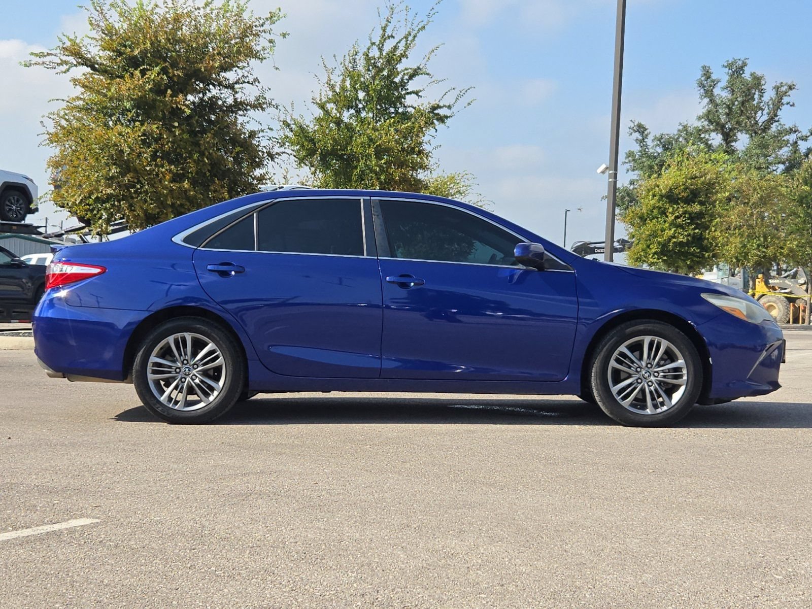 Used 2015 Toyota Camry SE FWD image 6