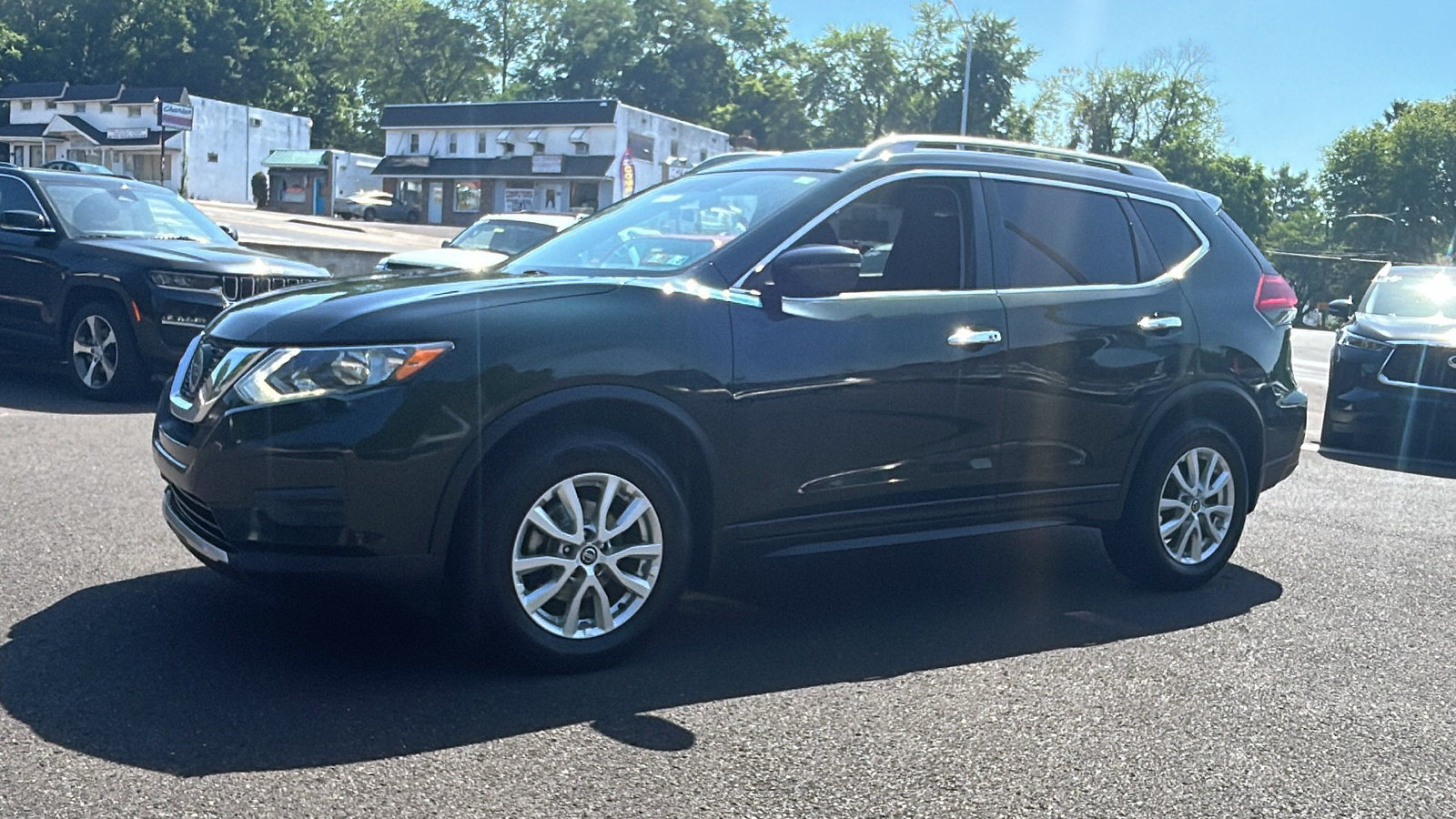 Used 2018 Nissan Rogue SV AWD/4WD image 3
