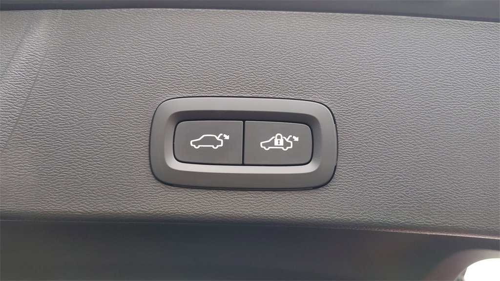 Used 2025 Volvo XC40 B5 Plus image 29