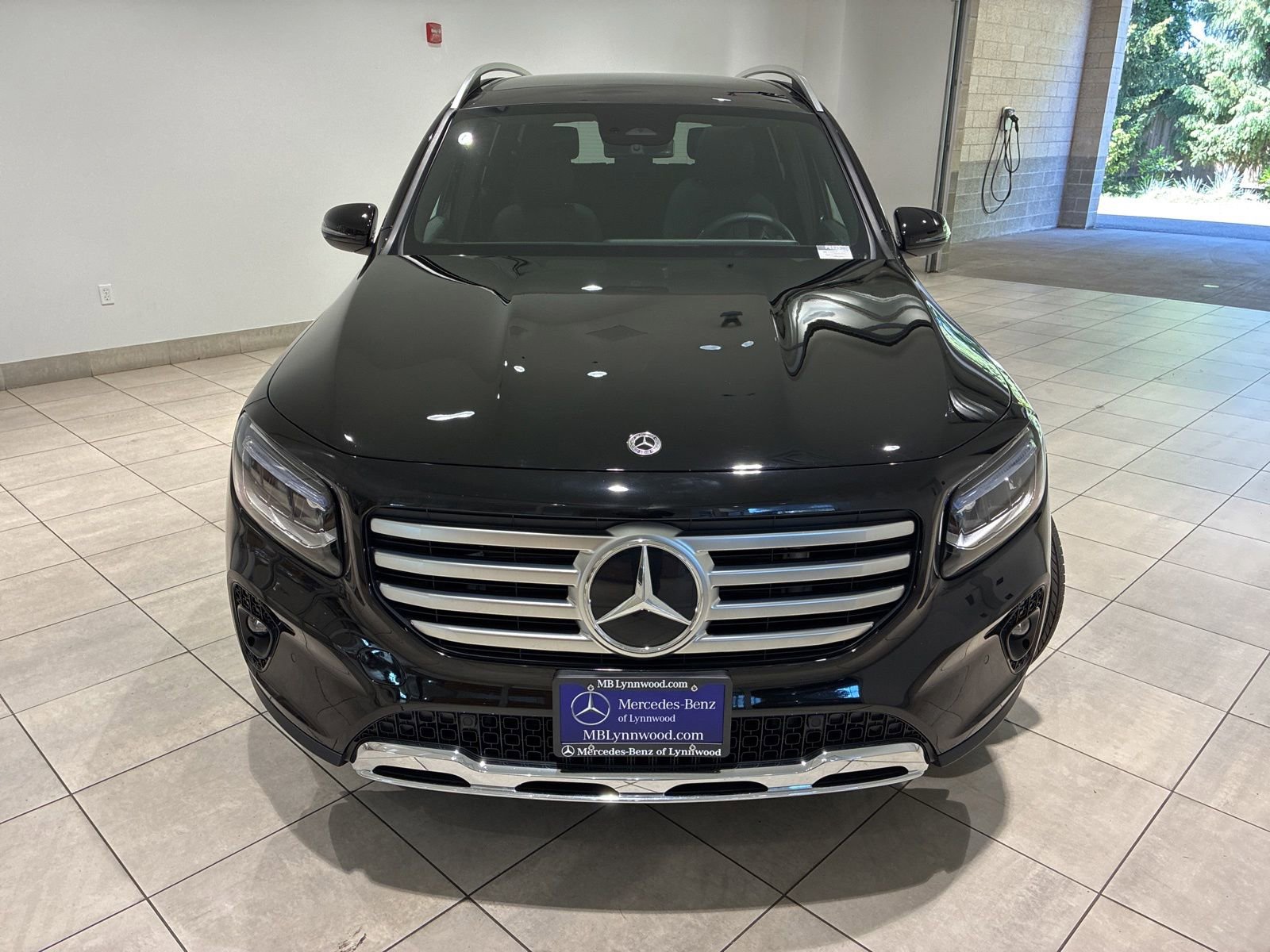 Used 2025 Mercedes-Benz GLB 250 4MATIC image 2