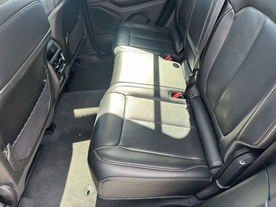 Used 2023 Jeep Grand Cherokee Limited w/ Black Appearance Package image 32