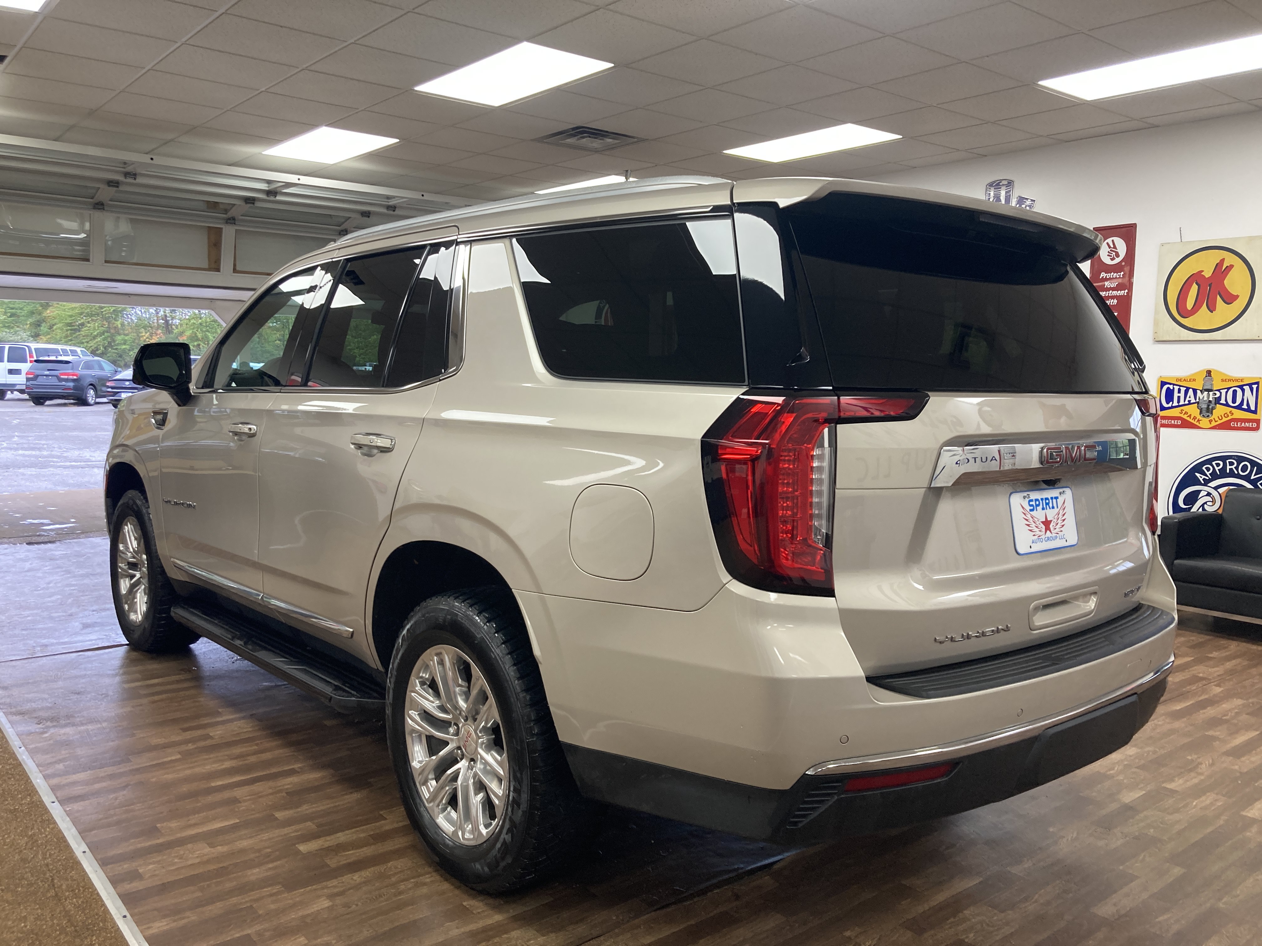 Used 2021 GMC Yukon SLT w/ SLT Premium Package AWD/4WD image 8