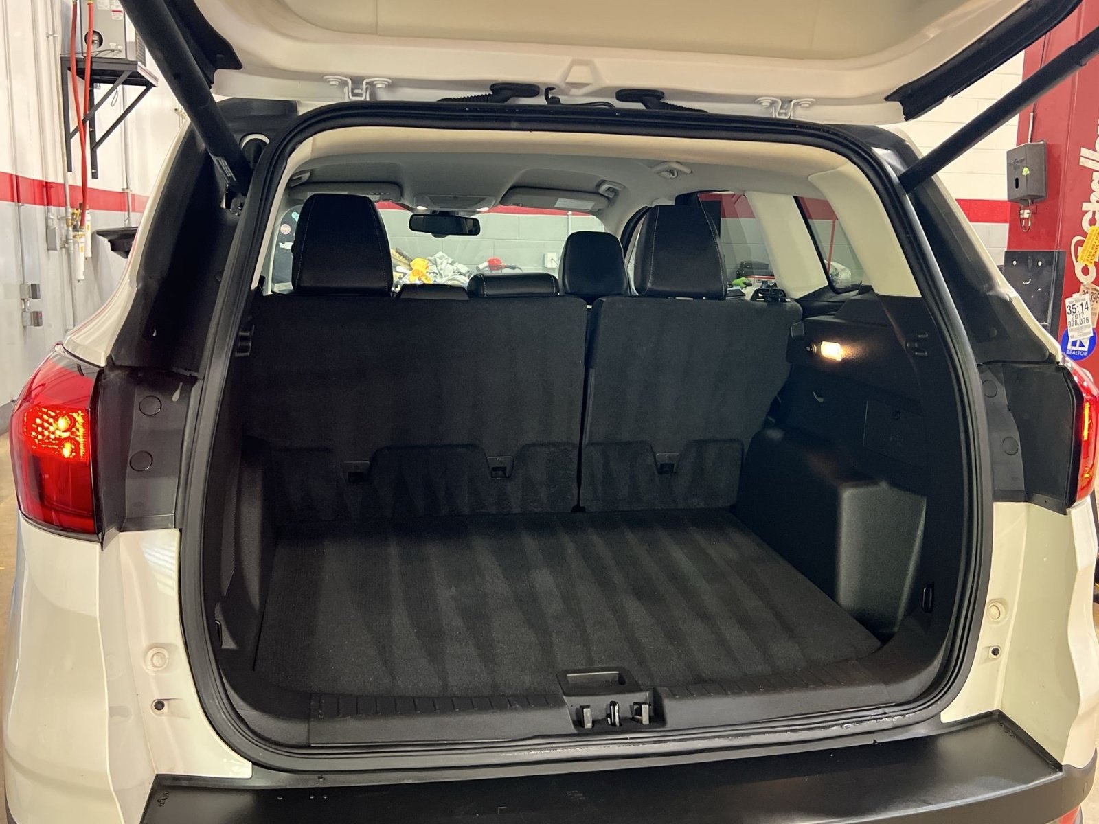 Used 2019 Ford Escape Titanium AWD/4WD image 23