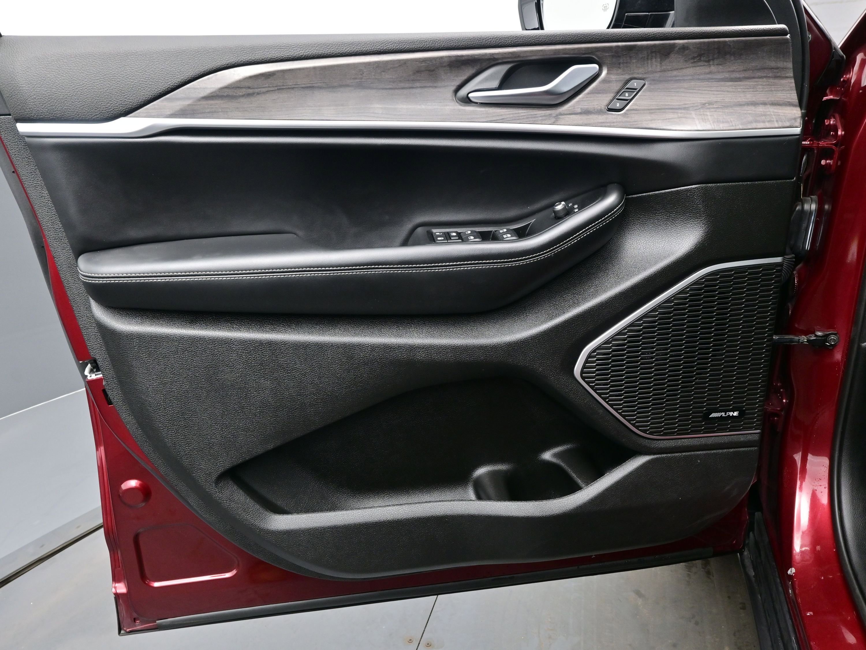 Used 2025 Jeep Grand Cherokee L Limited w/ Luxury Tech Group II image 9