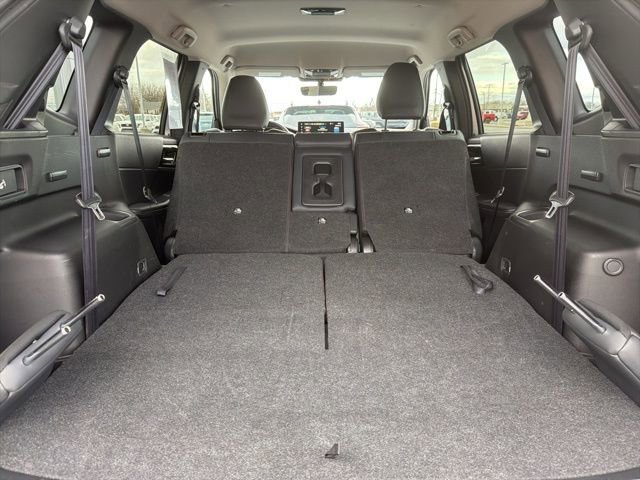 Used 2025 Mitsubishi Outlander SE image 37