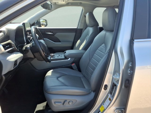 Used 2023 Toyota Highlander XLE AWD/4WD image 12