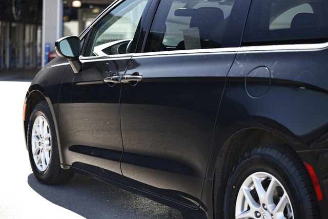 Used 2022 Chrysler Voyager LX image 5