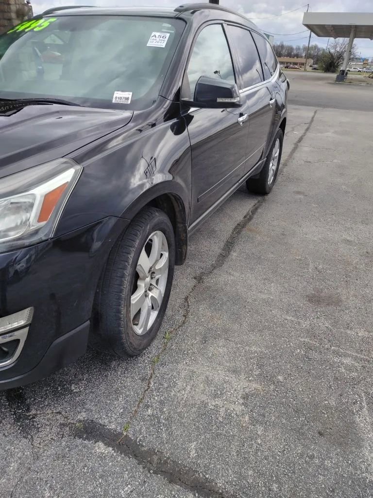 Used 2017 Chevrolet Traverse LT w/ Style and Technology Package image 2