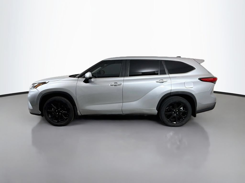 Used 2023 Toyota Highlander LE FWD image 4