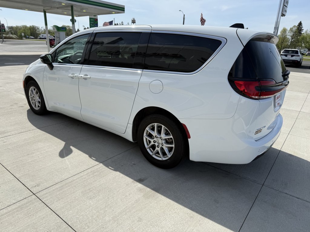 Used 2024 Chrysler Pacifica Touring-L FWD image 6