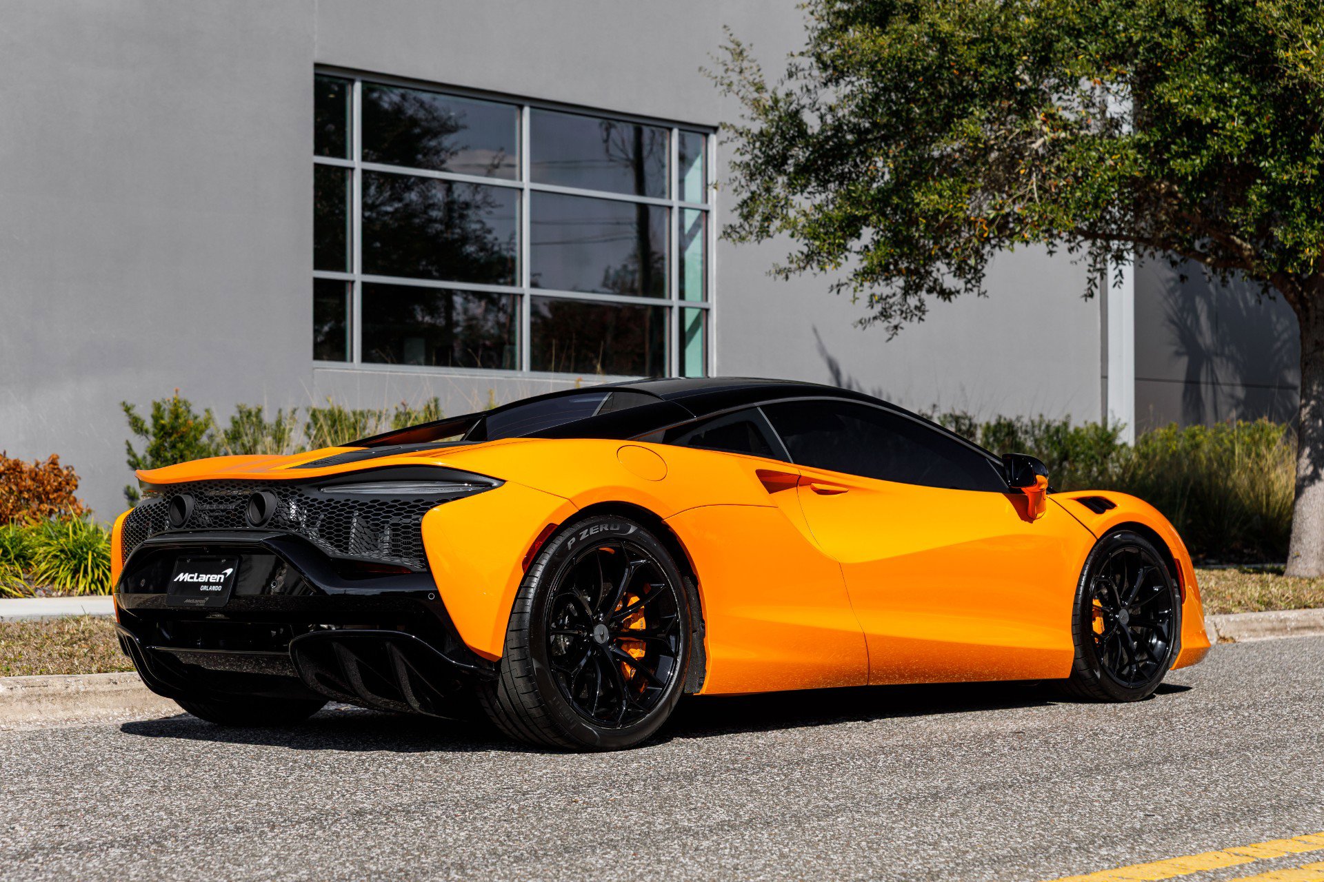 Used 2025 McLaren Artura image 6