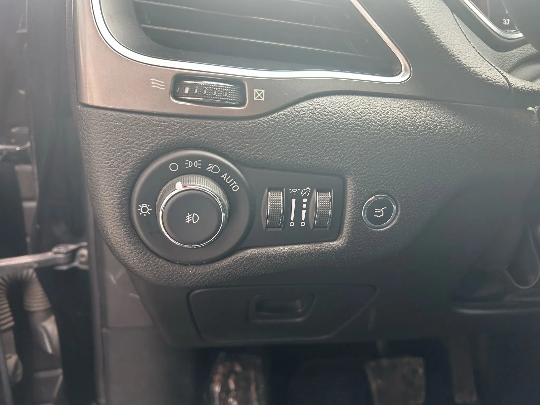 Used 2020 Jeep Cherokee Latitude Lux w/ Comfort/Convenience Group image 17