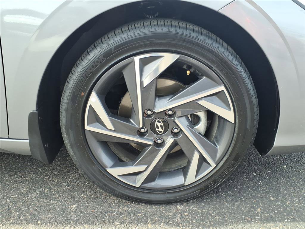 Certified 2025 Hyundai Elantra Limited FWD image 9