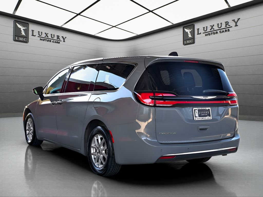 Used 2025 Chrysler Pacifica Select image 6