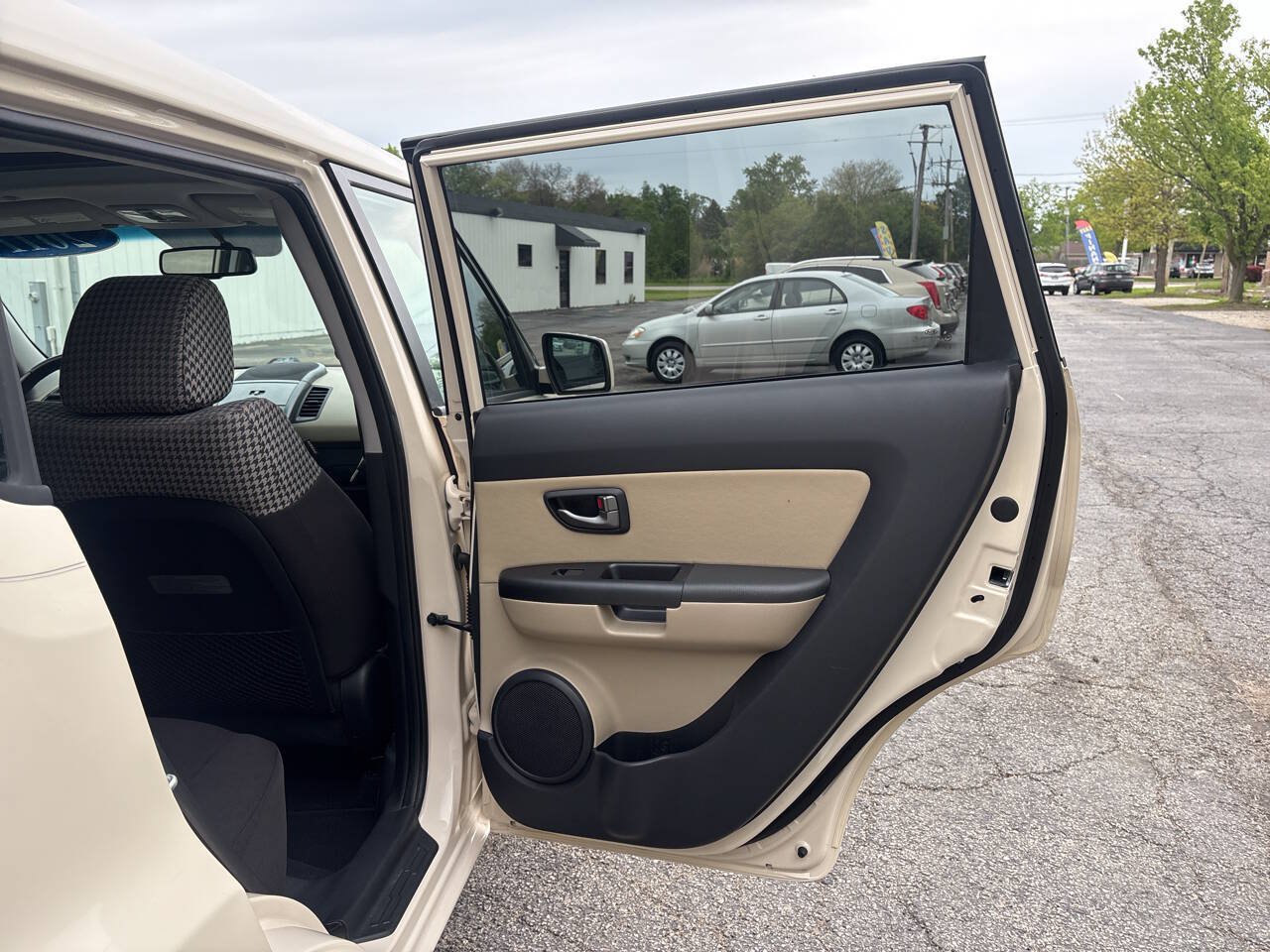 Used 2011 Kia Soul ! FWD image 24