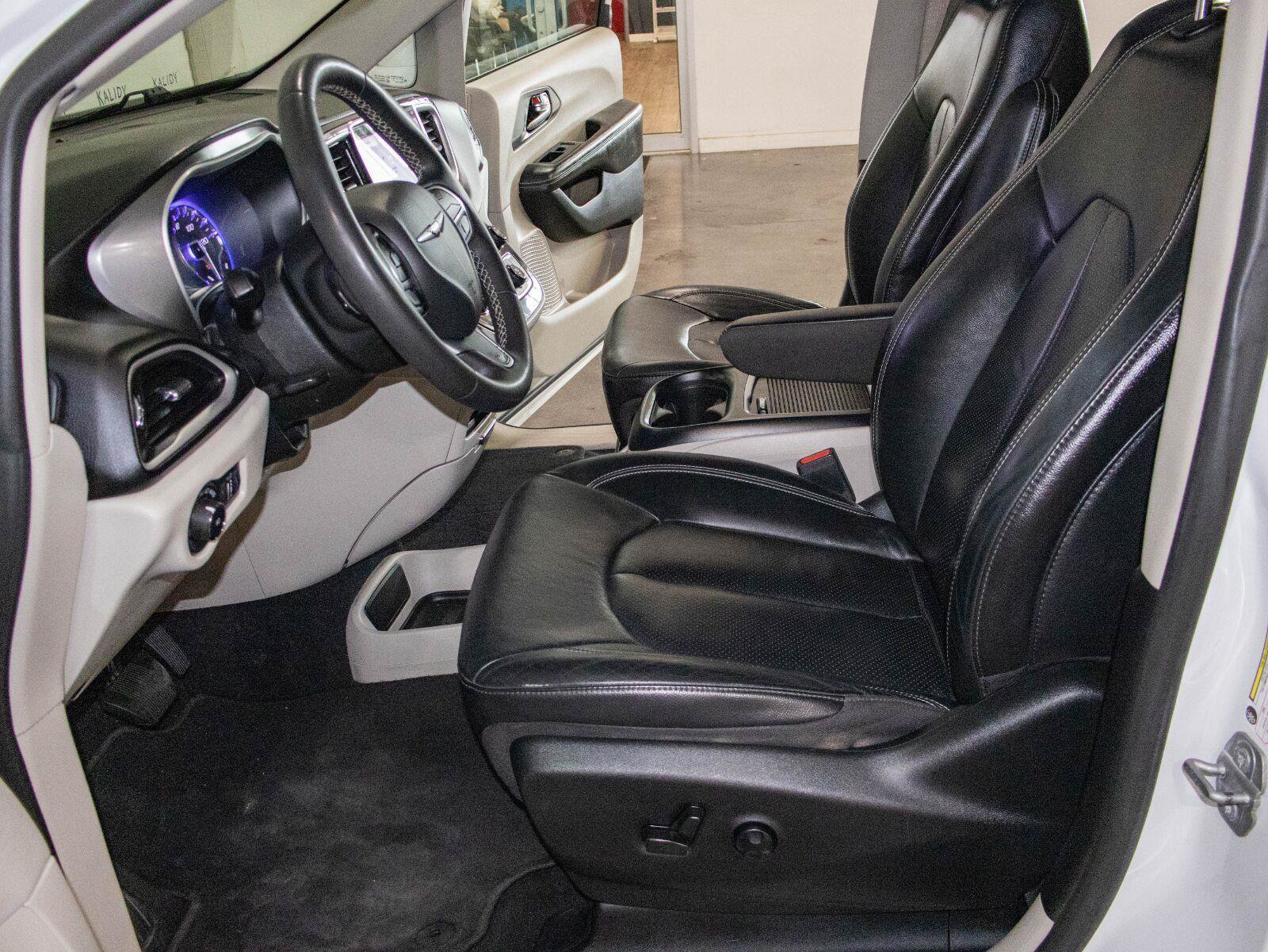 Used 2022 Chrysler Pacifica Touring-L FWD image 7