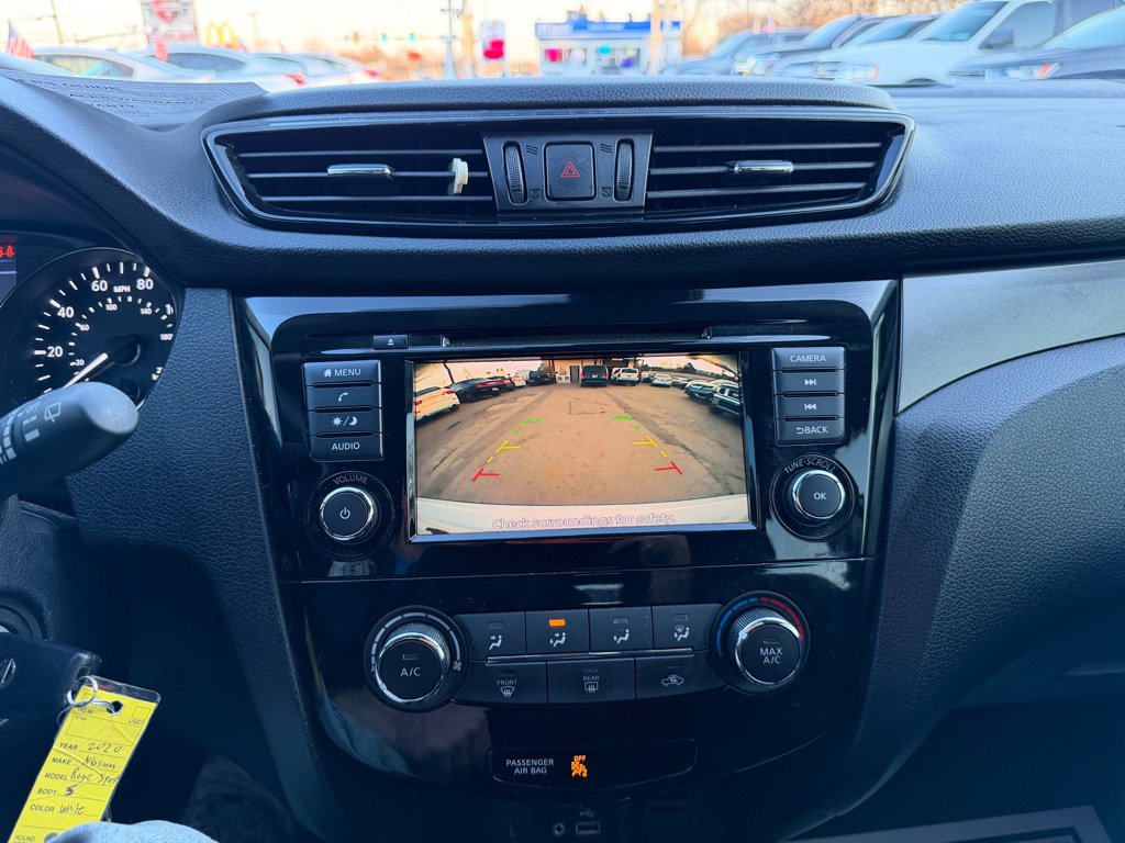 Used 2020 Nissan Rogue Sport S image 16