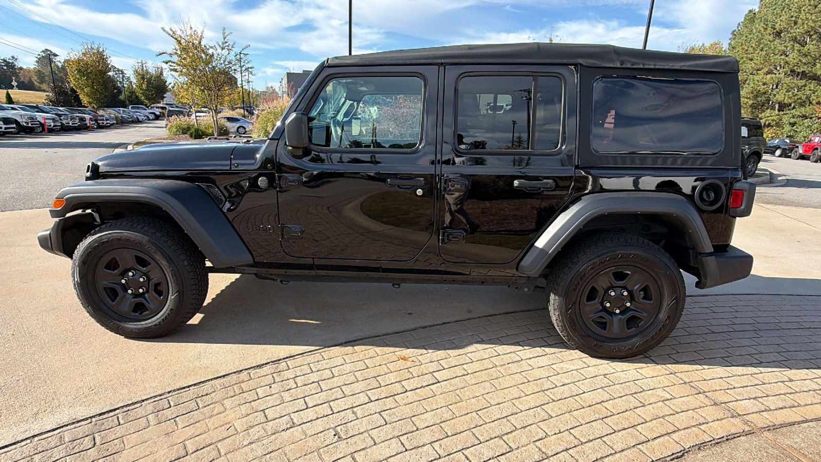 Used 2025 Jeep Wrangler Unlimited Sport AWD/4WD image 11