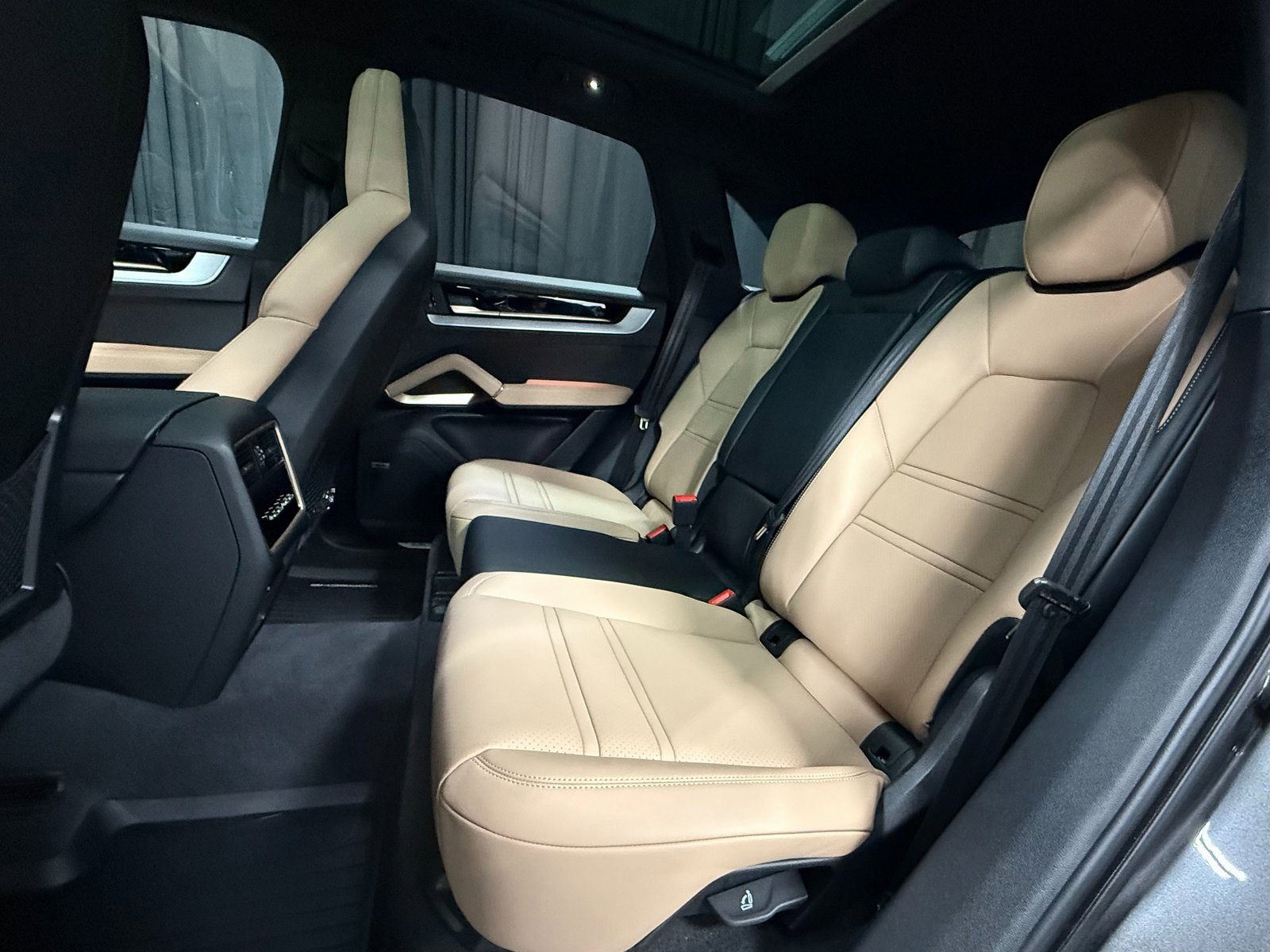 Certified 2025 Porsche Cayenne image 6