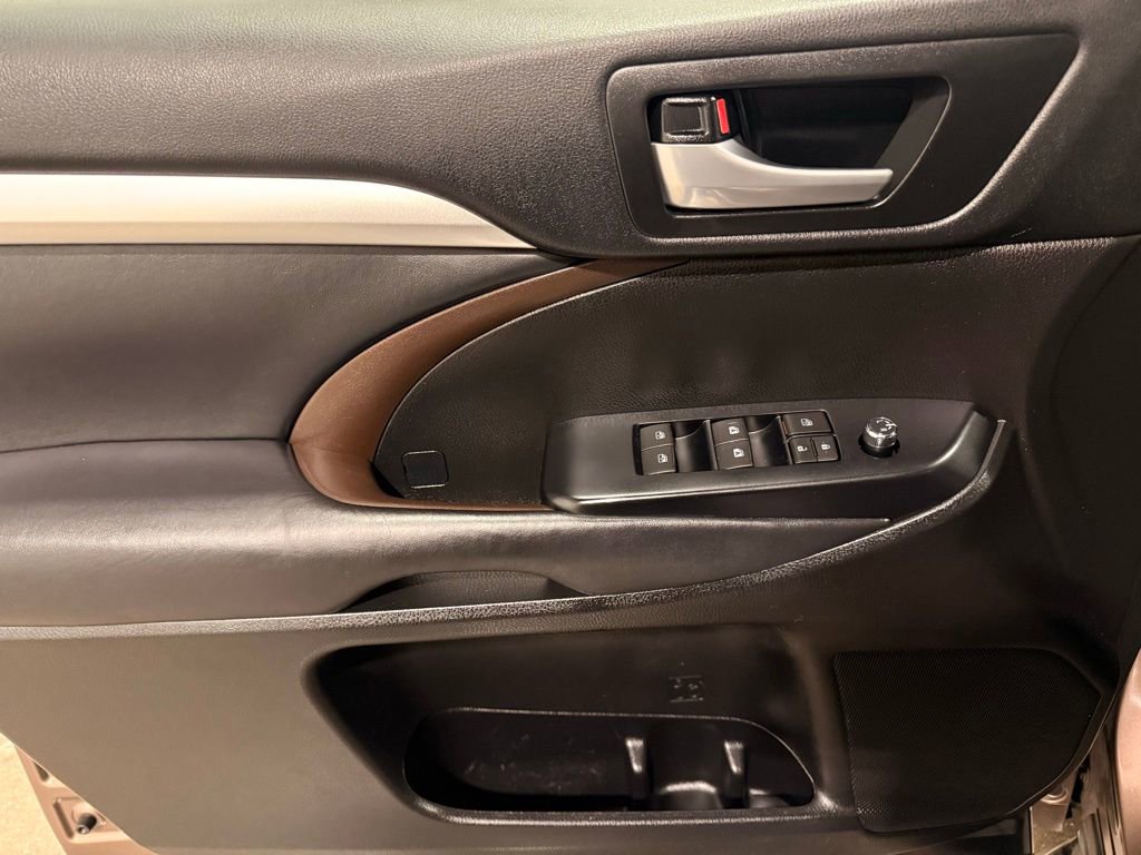 Used 2018 Toyota Highlander XLE image 14